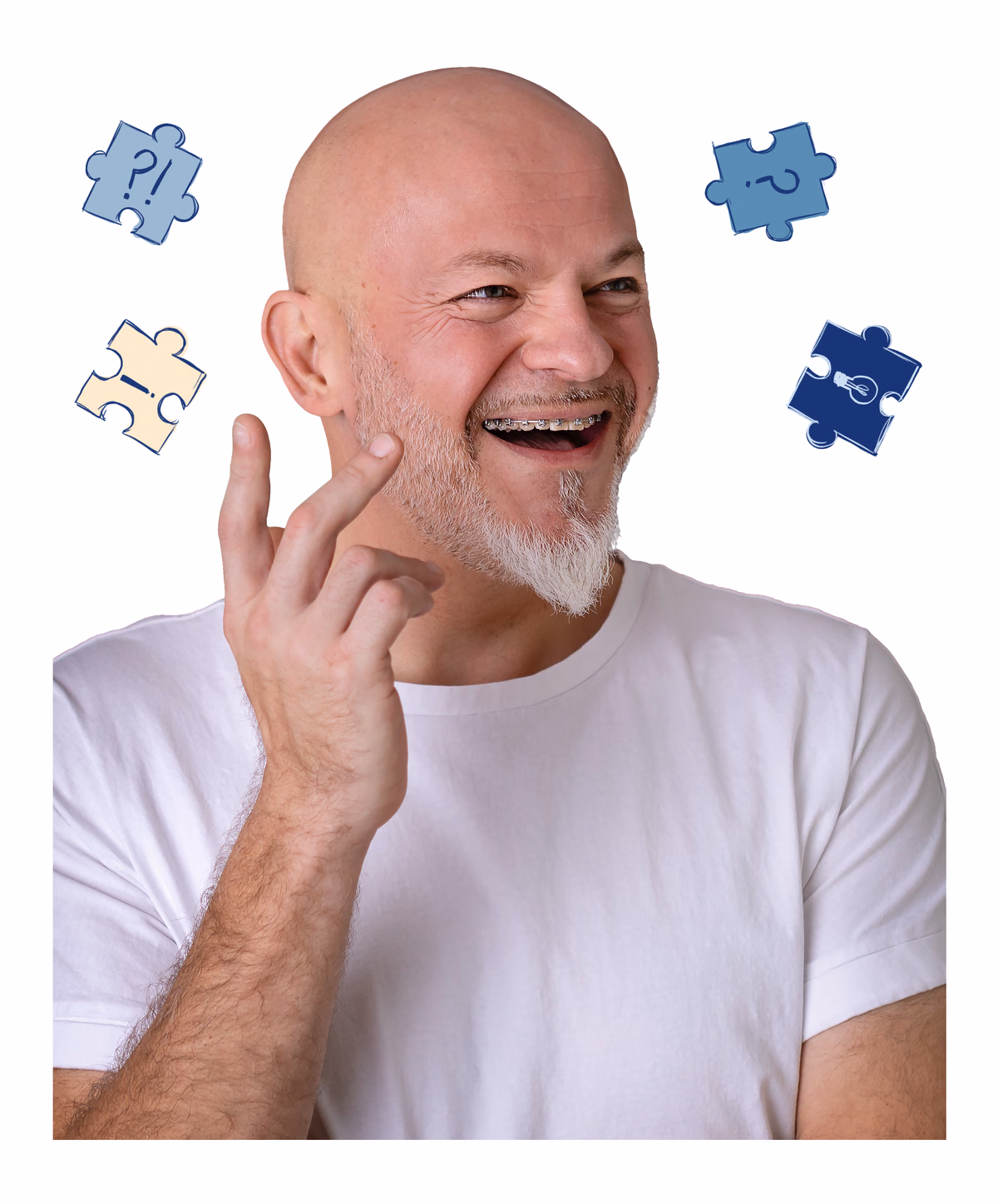 Wojciech Męciński śmieje się, a wokół jego głowy unoszą się cztery puzzle